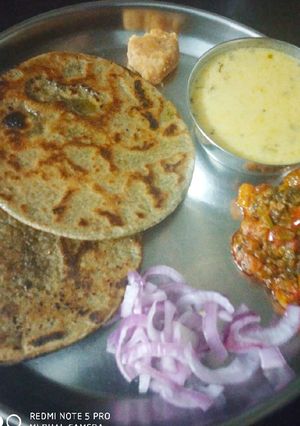 A picture of Bajre ki roti.
