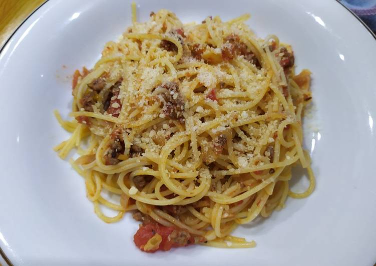 Spaghetti bolognese dengan saos tomat homemade