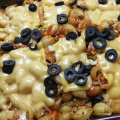 A picture of Cheese shell beef pasta.