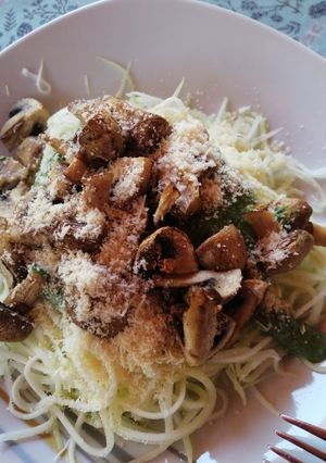 Una foto de Tallarines de zapallo Italiano con "pesto" a mi pinta