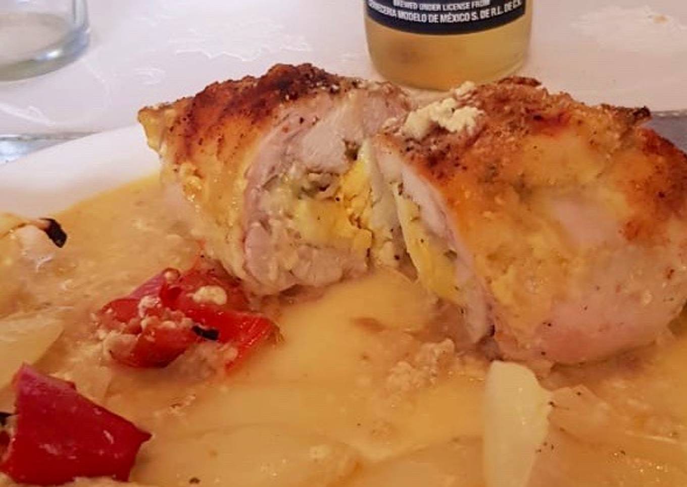 Pollo relleno con salsa de crema & cúrcuma
