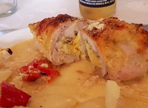 Una foto de Pollo relleno con salsa de crema & cúrcuma