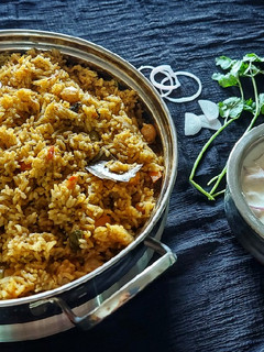 1.5கிலோ சீரக சம்பா அரிசியில் வெஜிடபிள் பிரியாணி(veg biryani recipe in tamil) செய்முறை முக்கிய புகைப்படம்