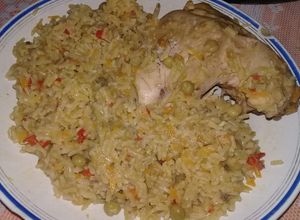 Una foto de Arroz con pollo a la valenciana 🍗🍽️
