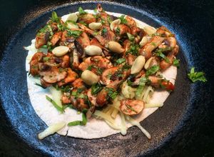 Una foto de Quesadillas de champiñón, chipotle, cilantro y maní