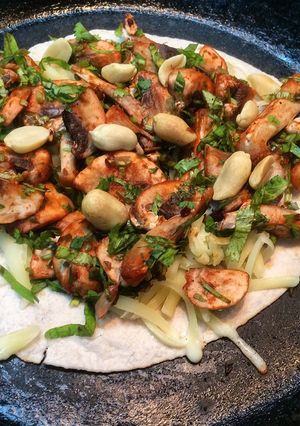 Una foto de Quesadillas de champiñón, chipotle, cilantro y maní