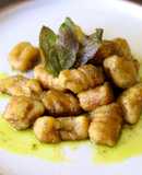 Potato and parsnip gnocchi with green pesto and crispy sage 🌿