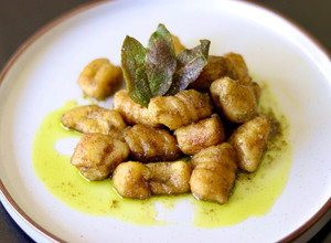 A picture of Potato and parsnip gnocchi with green pesto and crispy sage 🌿.