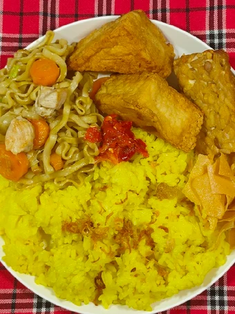 Cara Mudah Membikin Resep  15. Nasi kuning praktis yang Enak, Bikin Ketagihan