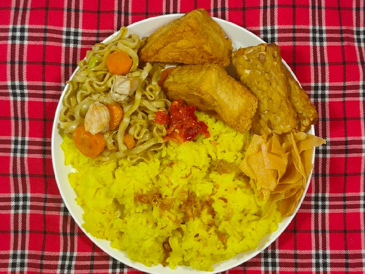Cara Mudah Membikin Resep  15. Nasi kuning praktis yang Enak, Bikin Ketagihan