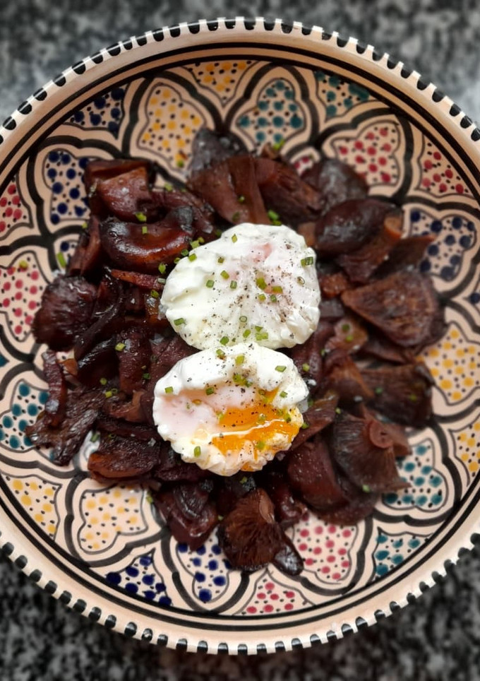 Una foto de Rovellons al Oporto con panceta y huevo poché
