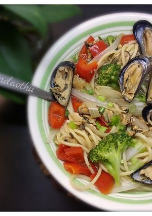 Hình của món Spaghetti Vẹm xanh nấu với vang trắng và rau củ.