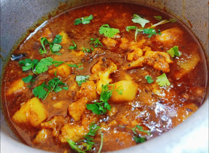 A picture of Aloo Gobhi gravy dhaba style.