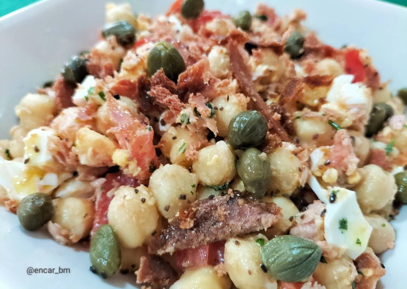 Ensalada de garbanzos con hueva de atún