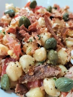 Una foto de Ensalada de garbanzos con hueva de atún