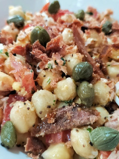 Una foto de Ensalada de garbanzos con hueva de atún