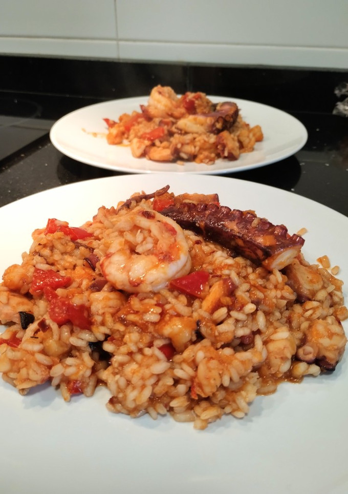 Una foto de Arroz de pulpo y gambón
