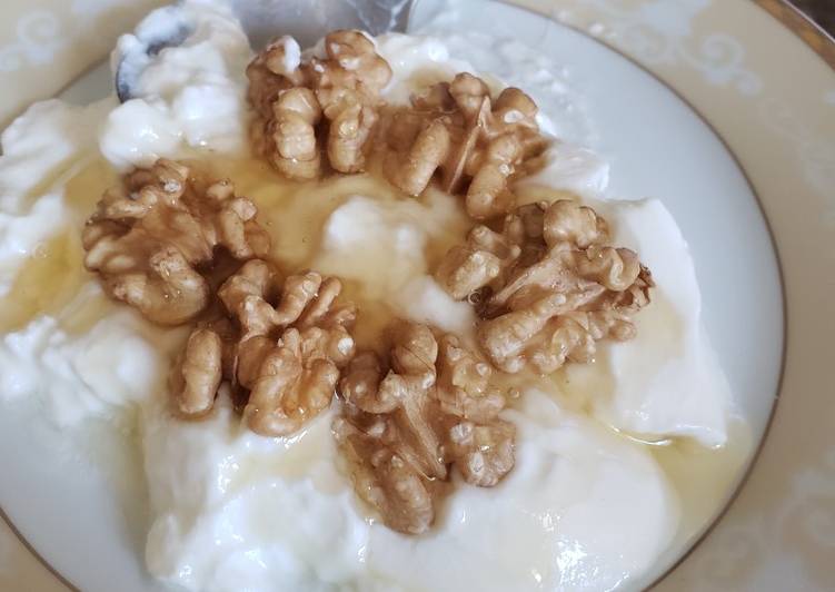 Step-by-Step Guide to Make Perfect Yogurt with honey and pecan 😋