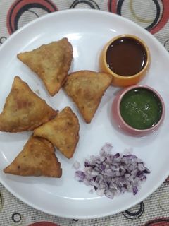 સમોસા (Samosa Recipe in Gujarati) રેસીપી મુખ્ય ફોટો