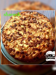 صورة لوصفة كيك بقطع التفاح والشوكولاته شيبس 🍎🍏