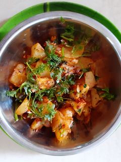 बटाट्याची सुकी भाजी (Batatyachi Sukhi Bhaji Recipe In Marathi) रेसिपी चे मुख्य फोटो