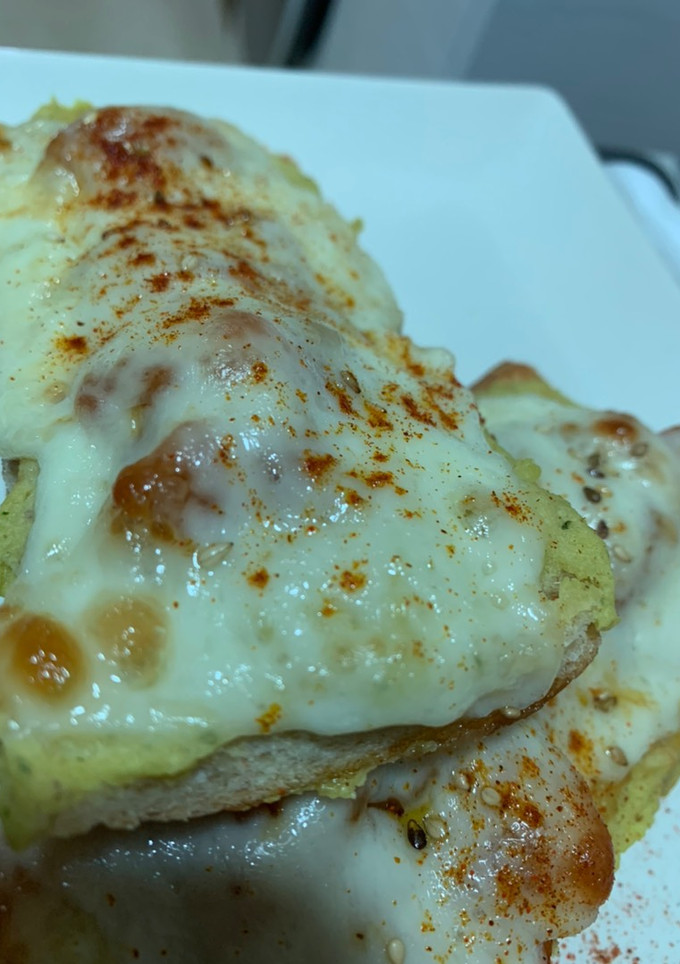Una foto de Tosta de hummus de aguacate con tomate balsámico y queso curado.🧀🥑🧀