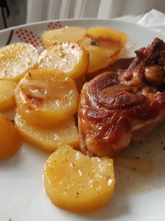 Una foto de Pierna de cordero al horno con patatas
