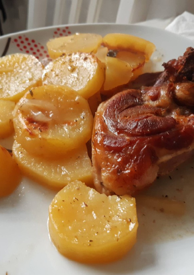 Una foto de Pierna de cordero al horno con patatas
