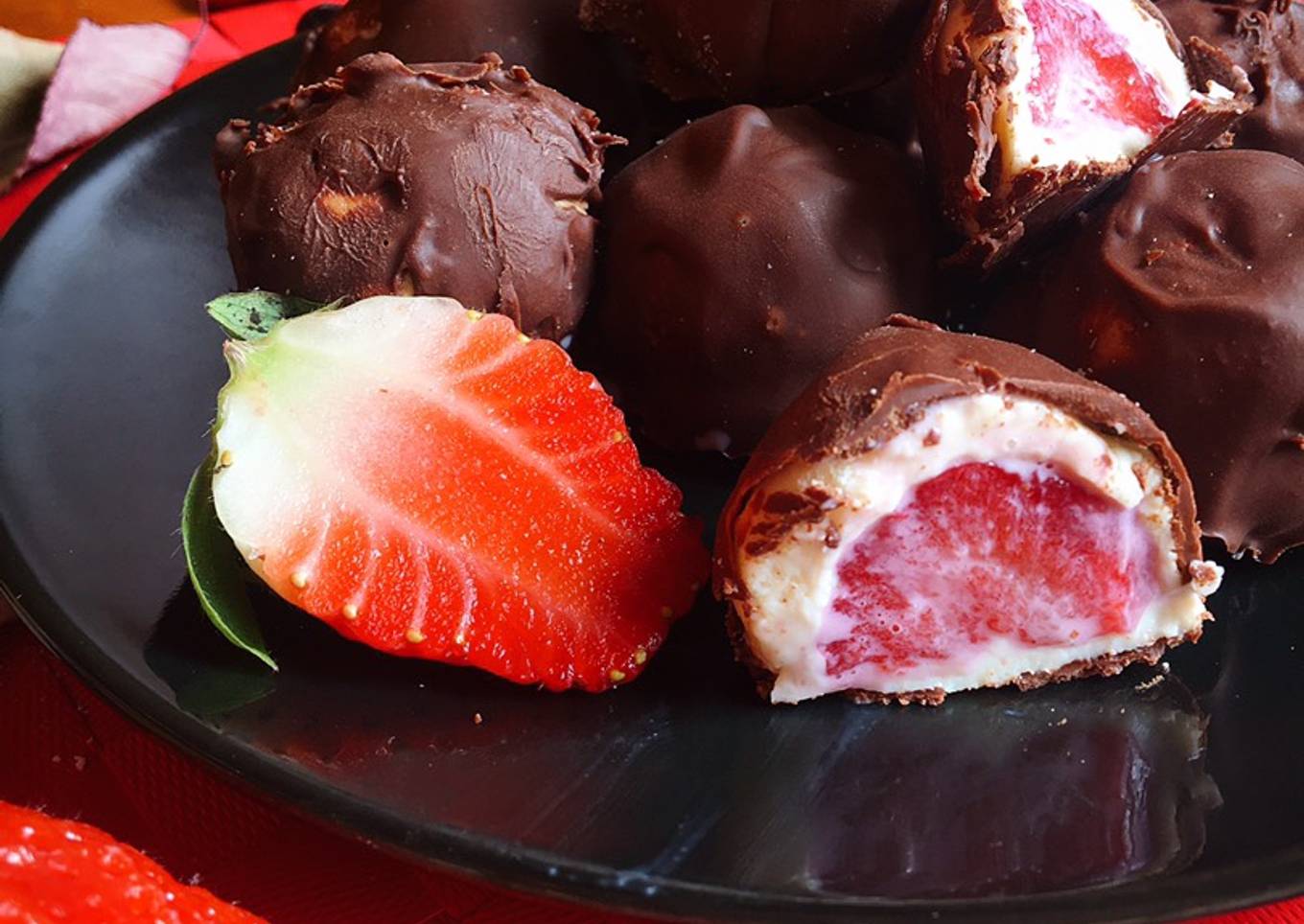 Bombones de leche condensada saludable y fresas