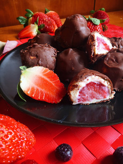 Una foto de Bombones de leche condensada saludable y fresas