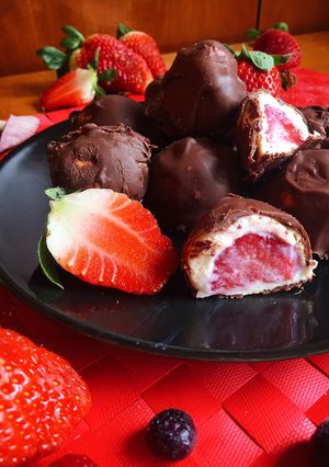 Una foto de Bombones de leche condensada saludable y fresas