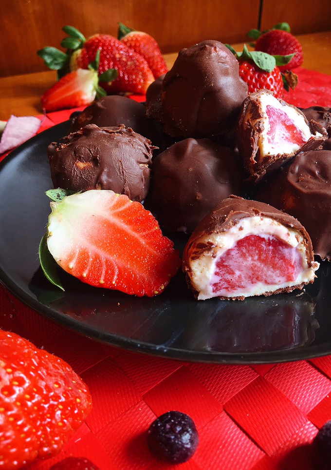 Una foto de Bombones de leche condensada saludable y fresas