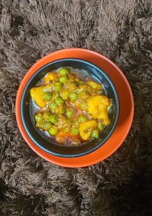 आलू मटर (aloo matar recipe in Hindi) रेसिपी मुख्य फोटो