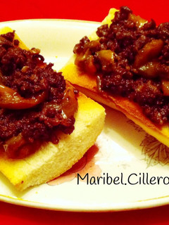 Una foto de Tostas de morcilla y pimientos del piquillo