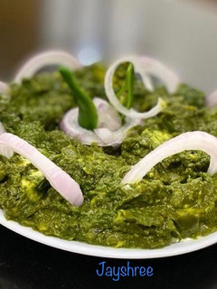 પાલક પનીર(palak paneer recipe in gujarati) રેસીપી મુખ્ય ફોટો