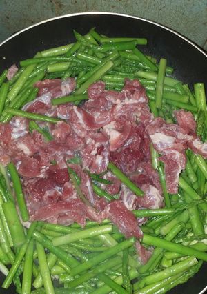 Hình của món Bò xào măng tây xanh.