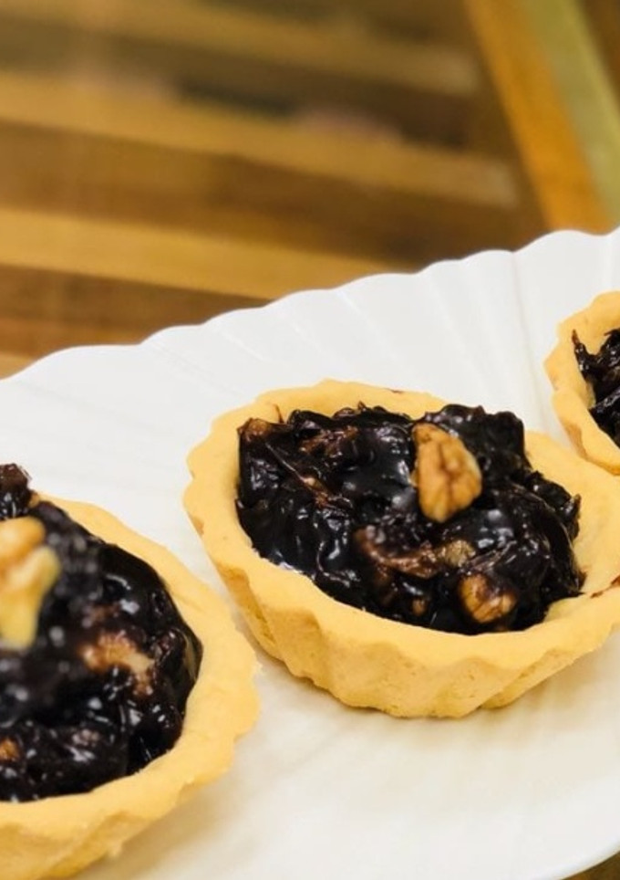 A picture of Dates and Walnut Pie.