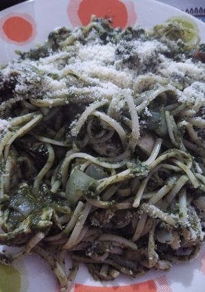 Una foto de Fideos con salsa de espinaca