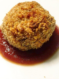 Foto di Polpette di ceci nocciolate con cuore fondente di taleggio in salsa agrodolce