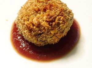 Foto di Polpette di ceci nocciolate con cuore fondente di taleggio in salsa agrodolce