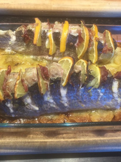 Una foto de Receta de Francis Mallman: pescadilla entera al horno mechada con limón y jamón tipo Parma