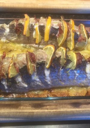 Una foto de Receta de Francis Mallman: pescadilla entera al horno mechada con limón y jamón tipo Parma