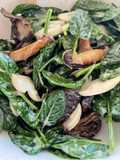 Ensalada espinaca baby con champiñones y shiitake
