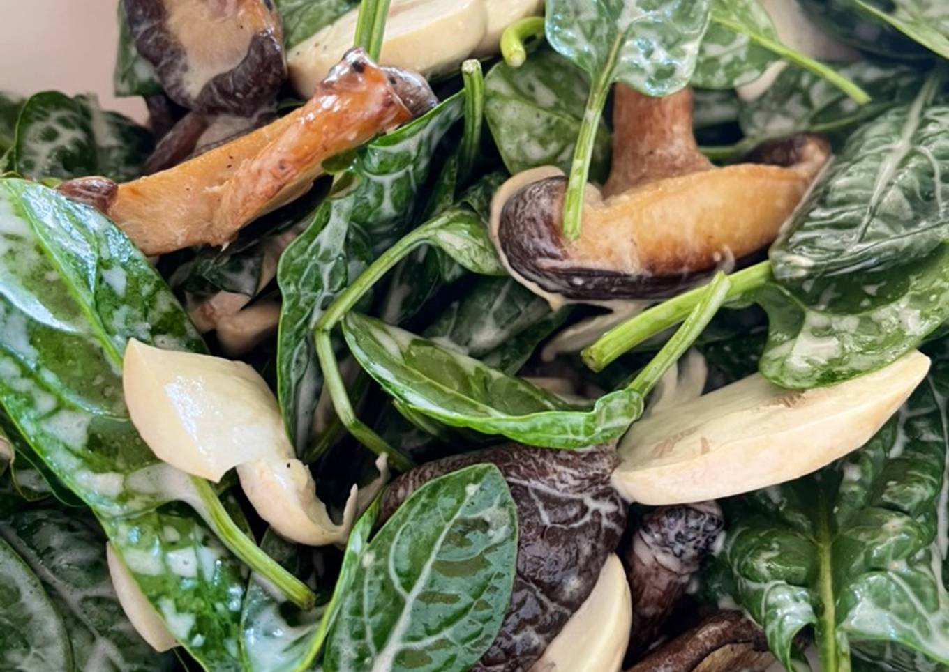Ensalada espinaca baby con champiñones y shiitake