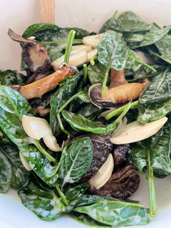 Una foto de Ensalada espinaca baby con champiñones y shiitake