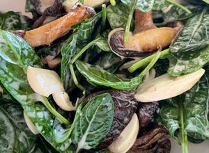 Una foto de Ensalada espinaca baby con champiñones y shiitake