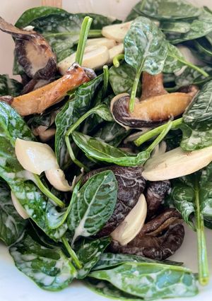 Una foto de Ensalada espinaca baby con champiñones y shiitake