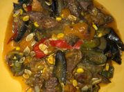 Una foto de bifes con cebolla dorada