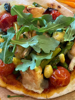 Una foto de Pizza de calabacín, trigueros, cherry y rulo de cabra