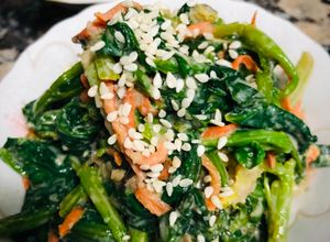 Una foto de Ensalada de tofu triturada con espinaca Japonés SHIRAAE mezcar blanca🇺🇾🇯🇵白和え（ほうれん草）